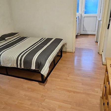 No Frills & Nothing Fancy 1 Bed Studio City Centre Cardiff Bagian luar foto